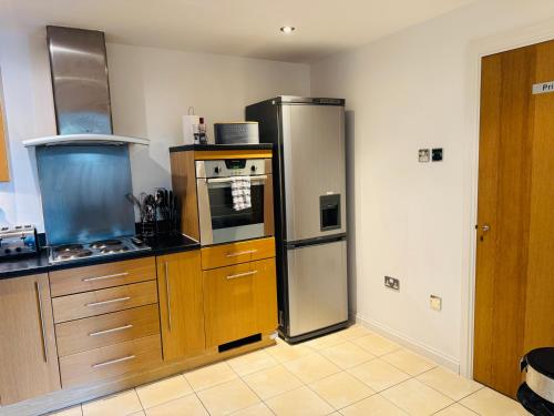 Stylish 2 Bed Apt with River Views & Parking - City Centre & Bay photo 11