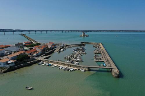 une vue aérienne d'une marina avec des bateaux dans l'eau dans l'établissement LIL de SAND, à Bourcefranc