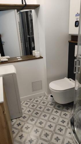 La salle de bains est pourvue de toilettes et de carrelage. dans l'établissement Studio Cosy centre Toulouse, à Toulouse