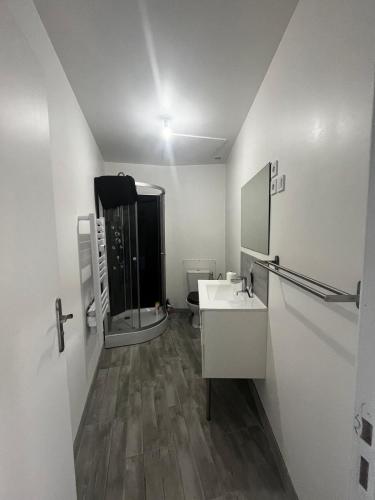 une salle de bain blanche avec un lavabo et des toilettes dans l'établissement Entre vignes et Canal du Midi Appart 6 pers rénové, à Ginestas