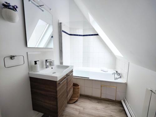 une salle de bain avec un lavabo et une baignoire dans l'établissement Studio passage des arts - Vieux Lille, à Lille