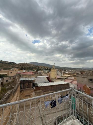 una vista di una città dalla cima di un edificio di Dar Elkorchi a Fes