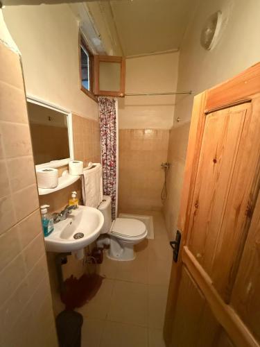 ein kleines Badezimmer mit Toilette und Waschbecken in der Unterkunft Dar Elkorchi in Fès