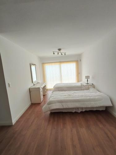 เตียงในห้องที่ Departamento Loft La Perla - 1 Dormitorio y Sofa Cama en Sala - SE RESERVA CON SEÑA