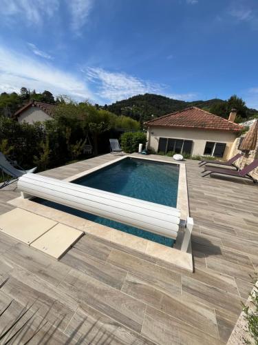 - une piscine sur une terrasse avec une maison dans l'établissement Villa Gia, à Alès