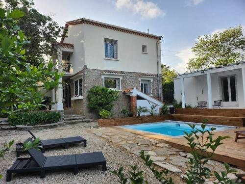 une villa avec piscine devant une maison dans l'établissement Villa Jalna, à Béziers
