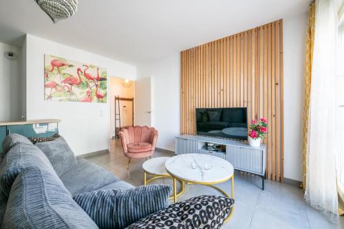 un salon avec un canapé et une table dans l'établissement Vasco de Gama, à Serris