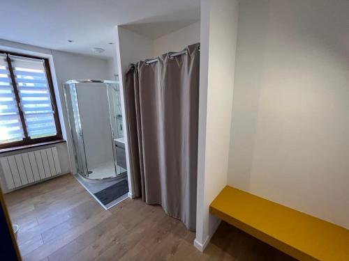 La salle de bains est pourvue d'une douche et d'un rideau de douche. dans l'établissement Superbe appartement atypique au cœur de Mulhouse, à Mulhouse