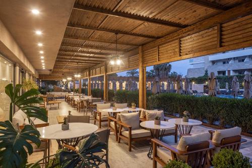 un ristorante con tavoli e sedie su un patio di Kaia Coracesium a Alanya