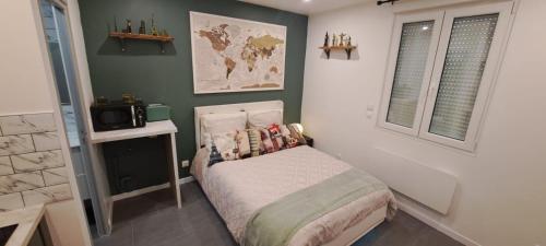 - une petite chambre avec un petit lit dans l'établissement Le Petit Voyageur 5 min de la Gare & Nancy Thermal Logements Insolites Nancy, à Nancy