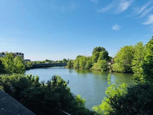 Stylish 2 Bed Apt with River Views & Parking - City Centre & Bay photo 13