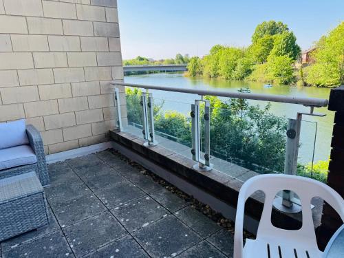 Stylish 2 Bed Apt with River Views & Parking - City Centre & Bay photo 14