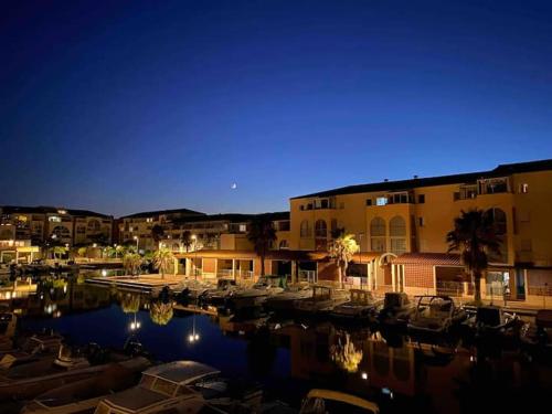 un groupe de bateaux dans un port de plaisance la nuit dans l'établissement Appt 4 pers dans Marina à 300m de la plage, à Sète