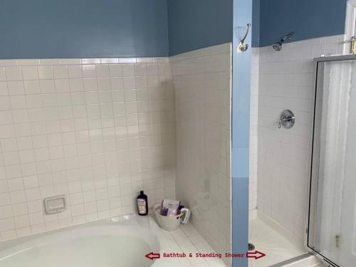 Ένα μπάνιο στο Townhouse with High Speed WiFi & Free Parking