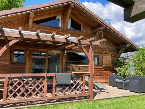 Cette grande maison en bois dispose d'une terrasse en bois. dans l'établissement Chalet Cosy avec terrasse plein sud, 2 chambres, au cœur de la Haute-Savoie, à Châtillon-sur-Cluses