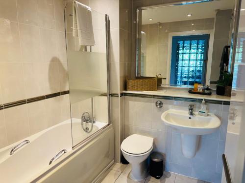 Stylish 2 Bed Apt with River Views & Parking - City Centre & Bay photo 4