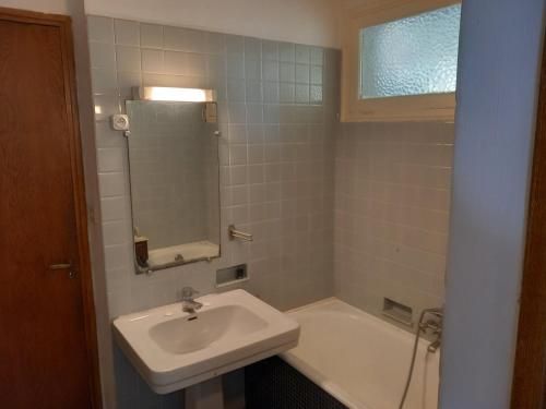 a bathroom with a sink and a bath tub at La villa Haute in Cabris