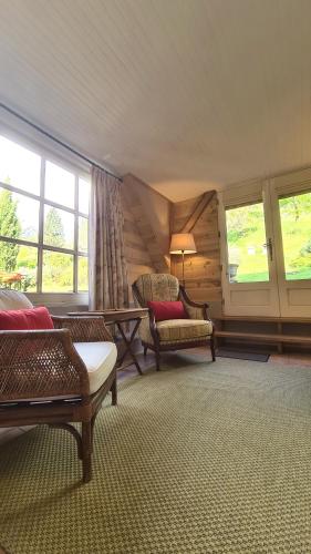 - un salon avec un canapé, une table et des fenêtres dans l'établissement Cosy Gîte with private pool, à Montferrand-du-Périgord