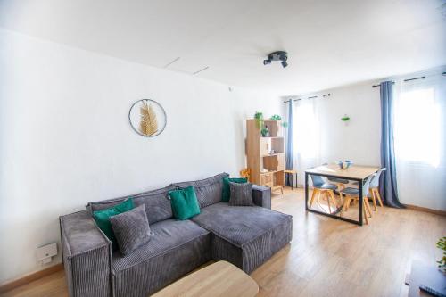 un salon avec un canapé et une table dans l'établissement Magnifique appartement, central, à La Ciotat