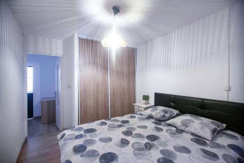 une chambre avec un grand lit avec des oreillers dessus dans l'établissement Magnifique appartement, central, à La Ciotat