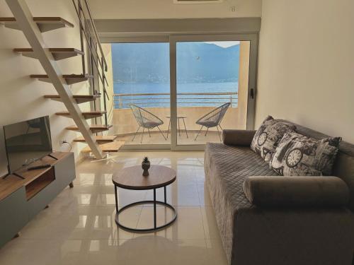 Гостиная зона в Waterfront Apartments