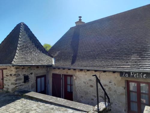 an old stone building with a slate roof at Gîte "La Petite" in Saint-Benoît-du-Sault