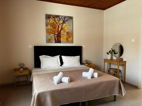 スキアトスタウンにあるHidden garden Deluxeのベッドとタオル2枚のある寝室