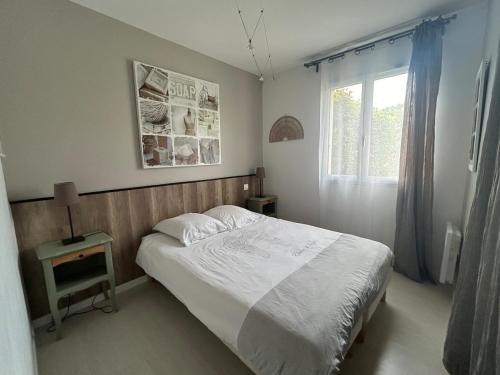 une petite chambre avec un lit et une fenêtre dans l'établissement Ty Green, à Montboucher-sur-Jabron