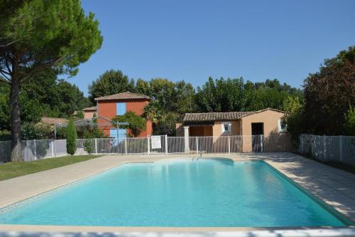 une piscine dans l'arrière-cour d'une maison dans l'établissement Ty Green, à Montboucher-sur-Jabron