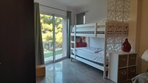 - une chambre avec des lits superposés et une grande fenêtre dans l'établissement La Cousinade de l'Esterel, à Saint-Raphaël