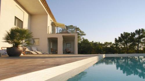 une maison avec une piscine devant une maison dans l'établissement La Cousinade de l'Esterel, à Saint-Raphaël