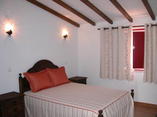 Uma cama ou camas num quarto em Monte Novo da Longueira Turismo Rural