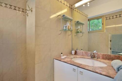 une salle de bain avec un grand lavabo et un miroir dans l'établissement 3BDR with SeaViews and Big Terrace, à Antibes