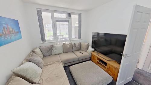 TV a/nebo společenská místnost v ubytování Stylish 3-Bed house NEC-JLR-Airport-HS2-Driveway
