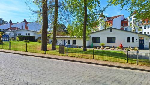 a brick road with a fence in front of a house at Johanna BRINKMANNHAUS -historisch viel Platz fast am Strand Sauna Terrasse Grill in Bansin
