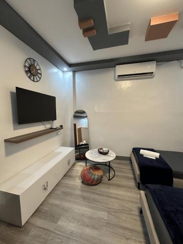 Μια τηλεόραση ή/και κέντρο ψυχαγωγίας στο Cozy Staycation at the heart of Liliw