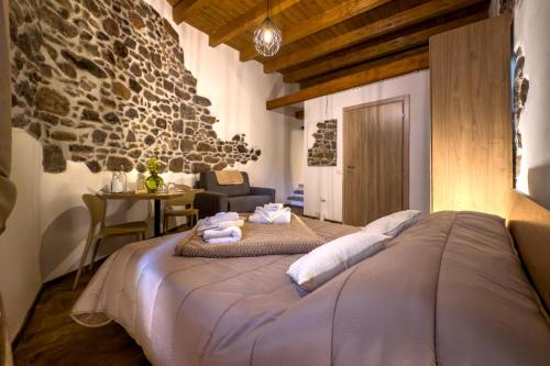 a bedroom with a large bed in a room at Sanadora Affittacamere Olistico in Santu Lussurgiu