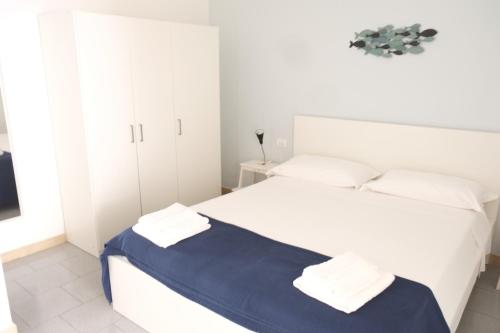 A bed or beds in a room at Case al mare in Salento - bilocale B9