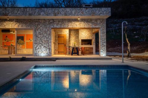 Πισίνα στο ή κοντά στο Contemporary Villa Fantazija A Luxurious Retreat in Dicmo