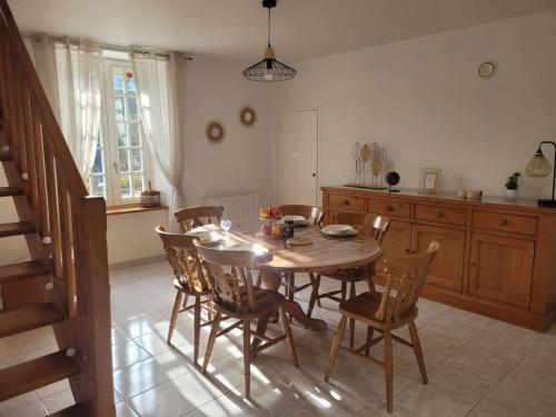 - une table à manger et des chaises dans la cuisine dans l'établissement Maison de campagne normande et accueil chevaux, à Percy