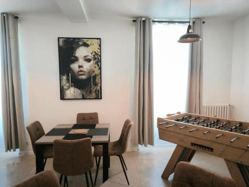 une salle à manger avec une table et un grand jeu de société dans l'établissement Gîte Champagne Philippe Moutardier - Chambre Raisin, à Chézy-sur-Marne