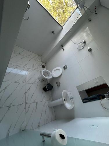 Ένα μπάνιο στο Shalom Flat Hotel