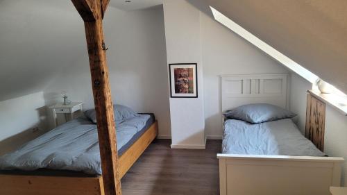two beds in a room with a attic at TinyWohnung im Pott in Castrop-Rauxel