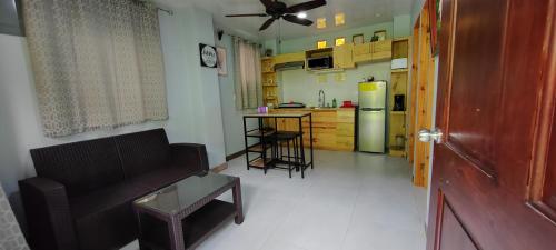 a living room with a couch and a kitchen at Ballena Rey Hotel in Uvita