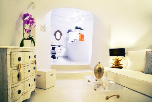 Galeriebild der Unterkunft Kamini Santorini Villas in Pirgos
