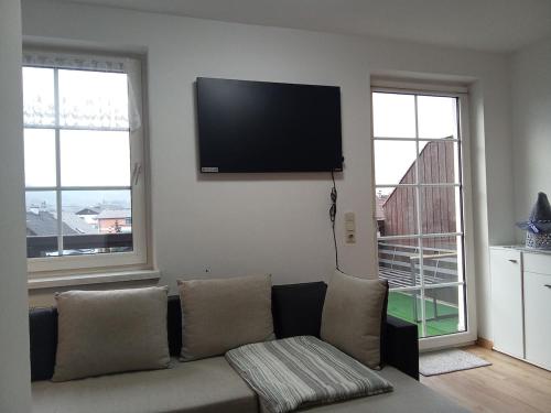 a living room with a couch and a flat screen tv at Komplette schöne Wohnung In Seenähe Attersee und Traunsee Oberösterreich direkte Buchung möglich keine Freigabe erforderlich Raumüberlassung siehe Inserat 50 Eur Kaution bereits in Buchungsbetrag enthalten! in Attnang-Puchheim