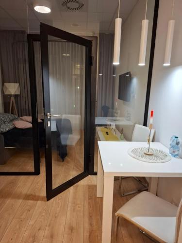 a living room with a table and a mirror at Zlatarooms in Warsaw