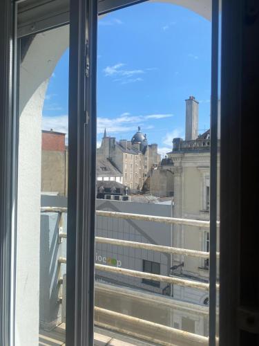 une vue d'une ville depuis une fenêtre dans l'établissement Charmant studio à Vannes, à Vannes