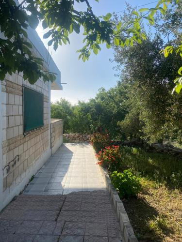 Giardino di Featured House Furnished Independent for Rent