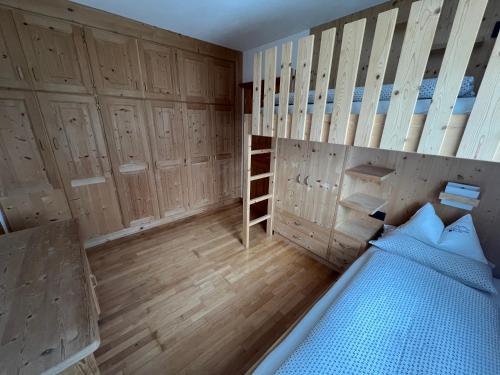 Postel nebo postele na pokoji v ubytování Ladin Apartment